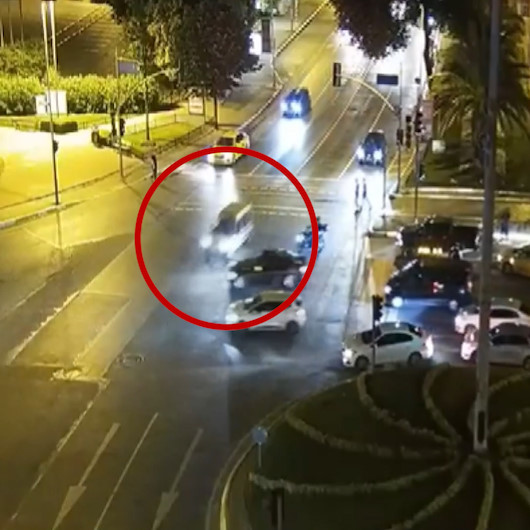 Fatihte kırmızı ışıkta geçen otomobil iki araca vurarak savruldu