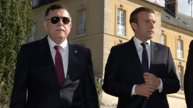 UMH Başbakanı Serrac (solda) ve Fransa Cumhurbaşkanı Macron (ortada).