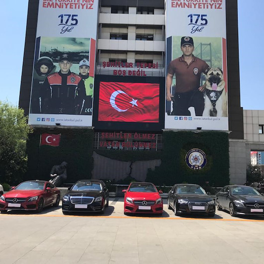 Bataklık Operasyonunda ele geçirilen lüks araçlar Emniyetin bahçesinde sergilendi