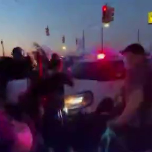 Polis aracını göstericilerin üzerine sürdü