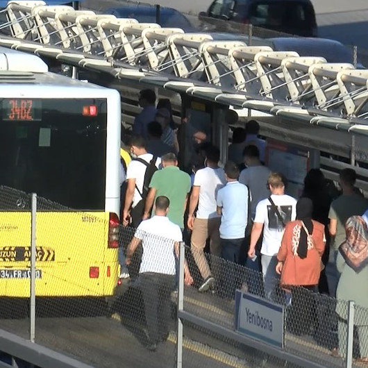 İstanbulda iş çıkışı metrobüs ve trafikte yoğunluk