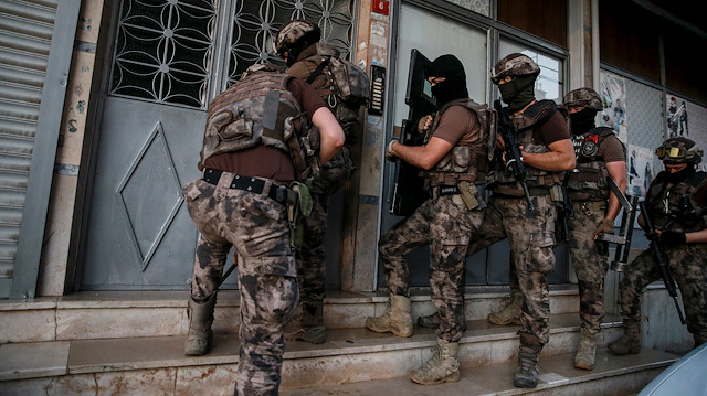 İstanbul Emniyet Müdürlüğü'ne bağlı ekipler, uyuşturucu satıcılarına yönelik 53 adrese eş zamanlı operasyon gerçekleştirdi.