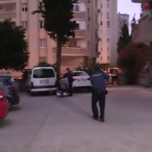 Çay bayat diyerek öğretmeni vuran zanlı saklandığı aracın altında böyle yakalandı