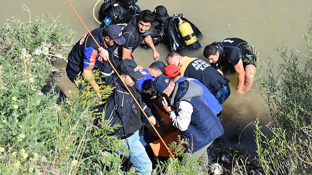 Jandarma ve AFAD ekiplerince destek amacıyla gelen kurbağa adamlar yaptıkları dalışların ardından Şafak'ın cansız bedenini sudan çıkardı.