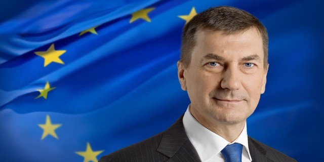 Tasarıyı hazırlayan Avrupa Komisyonu Dijital Operasyonlar Müdür yardımcısı Andrus Ansip Estonyalı. Estonya ise dünyada dijital sistemlere ilk geçiş yapmış ülkelerin başında geliyor. Ülke, Dünya’da ilk e-devlet sistemine geçen devletlerin başında gelirken şu anda da internet vatandaşlığının olduğu nadir ülke konumunda. 2000 yılında internet kullanımının yüzde 90’ın üzerinde olduğu 1.3 milyon nüfuslu ülkeden Skype gibi milyar dolarlık internet fikirleri çıkmıştı. Ülke 2013 yılında dijital kimlik uygulamasına geçti. Avrupa Parlementosu milletvekili Diana James ise 2013 yılında Birliğin 2 Milyar doları troller ile mücadele için harcadığını belirtti.