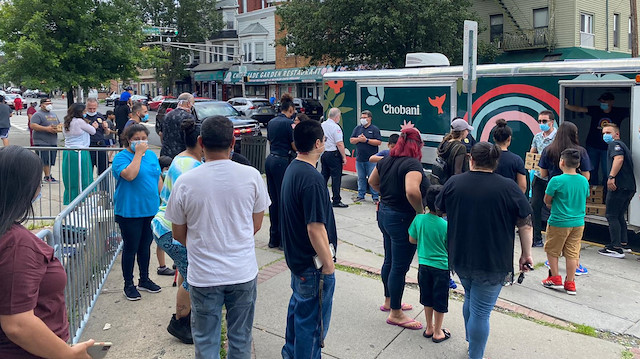 Chobani New Jersey'de binlerce ücretsiz yoğurt dağıttı.