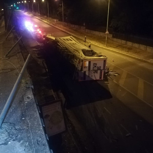 Bariyerleri aşan TIR alt yola uçtu
