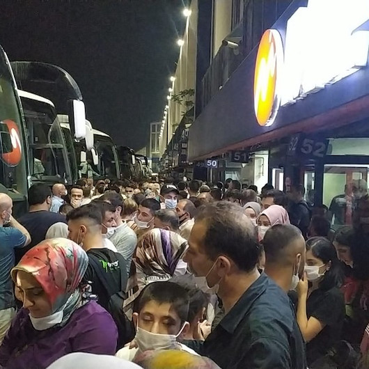 Ne maske taktılar ne de sosyal mesafeye uydular
