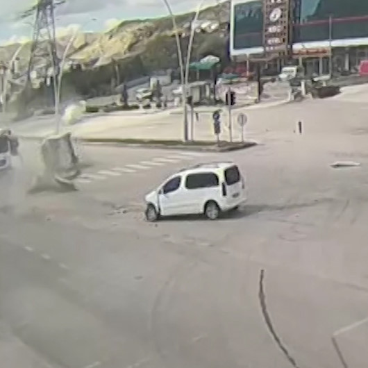 Çankırıdaki feci kaza kamerada: Trafik önce araca sonra trafik ışıklarına çarpıp takla attı