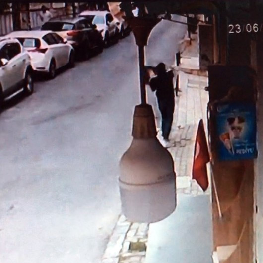 Çaldıkları bilgisayarı camdan birbirlerine attılar