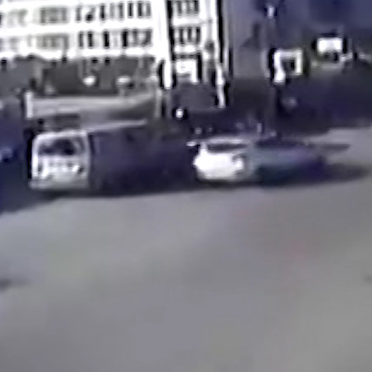 Ümraniyede otomobilin çarptığı yaya metrelerce havaya uçtu
