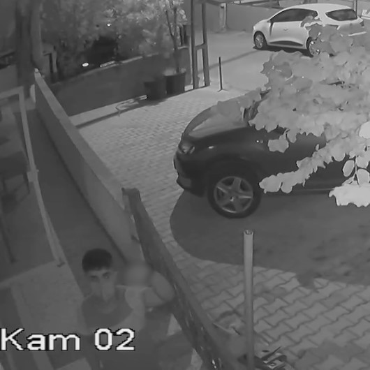 Hırsızlık yaptıkları sırada kamerayı görünce el hareketi yaptı