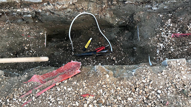 Polis ekipleri ve Dicle Elektrik görevlileri, toprak altında pense, maket bıçağı ve kablo parçaları buldu. 
