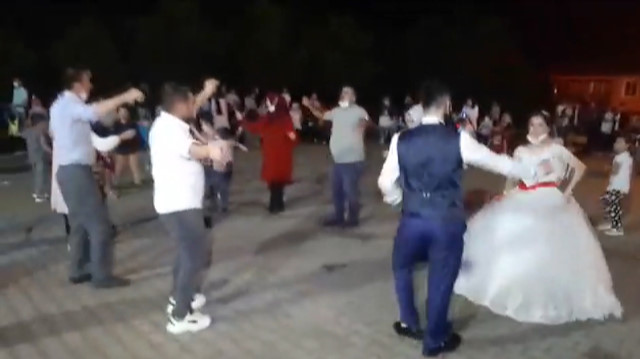 Bartın'daki köy düğününde sosyal mesafe hiçe sayıldı