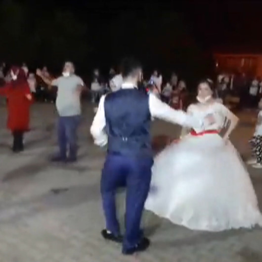 Bartındaki köy düğününde sosyal mesafe hiçe sayıldı