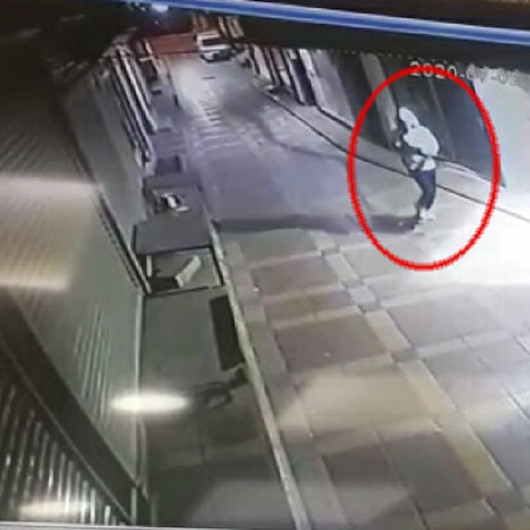 Telefoncu dükkanına pompalı tüfekle saldırı kamerada
