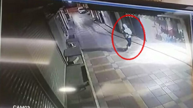 Telefoncu dükkanına pompalı tüfekle saldırı kamerada
