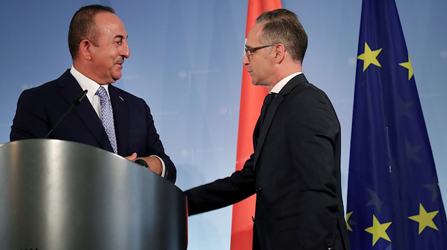 German Foreign Minister Heiko Maas and Turkish Foreign Minister Mevlut Cavusoglu talk after addressing the media during a joint news conference after a meeting in Berlin, Germany July 2, 2020. Michael Sohn/Pool via REUTERS

