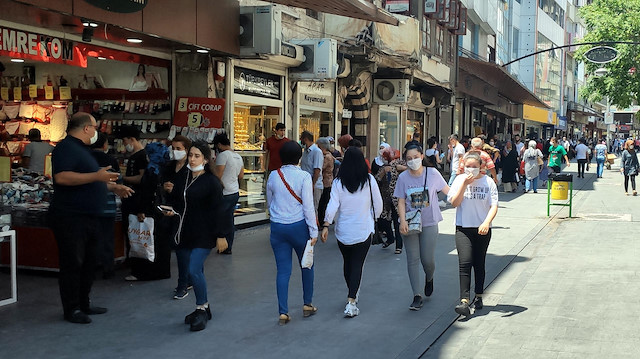 Bakan Koca'nın uyarılarına rağmen Diyarbakır'da sosyal mesafe kurallarına uyulmuyor. 