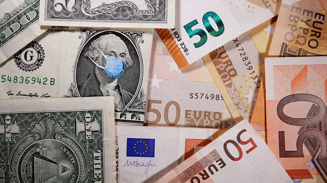 FILE PHOTO: George Washington is seen with printed medical masks on the one Dollar near Euro banknotes in this illustration taken, March 31, 2020. REUTERS/Dado Ruvic/Illustration/File Photo

