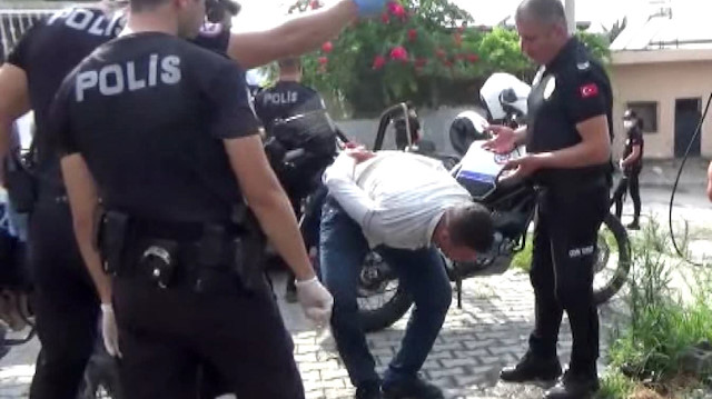Yürüyemediği gerekçesiyle otomobilden inmeyen dilenciyi polis böyle yürüttü