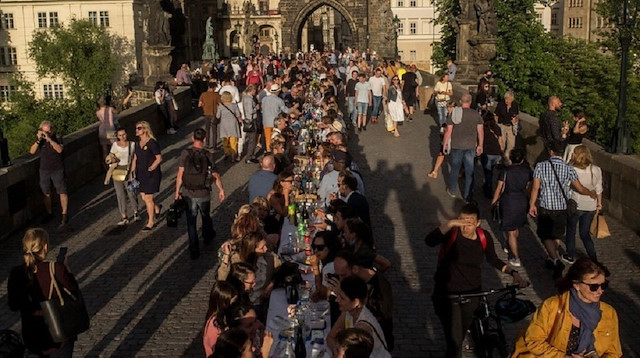 Prag'da koronavirüs kısıtlamalarının kaldırılmasının ardından 500 kişilik masa kuruldu