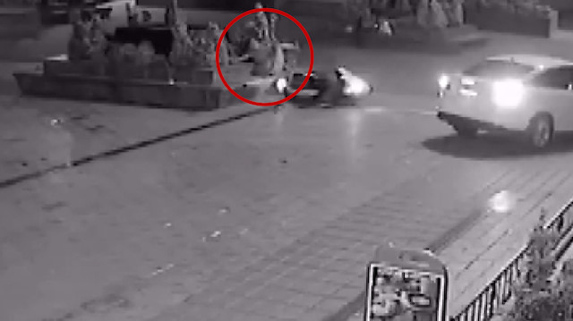Otomobille çarpışan motosikletli sürücü kendini bankta otururken buldu