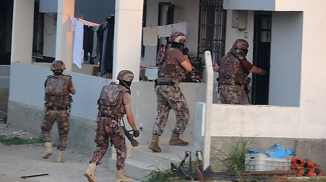 Operasyonda özel Harekat polisleri, demir kapıları koçbaşlarıyla kırarak evlere girdi.
