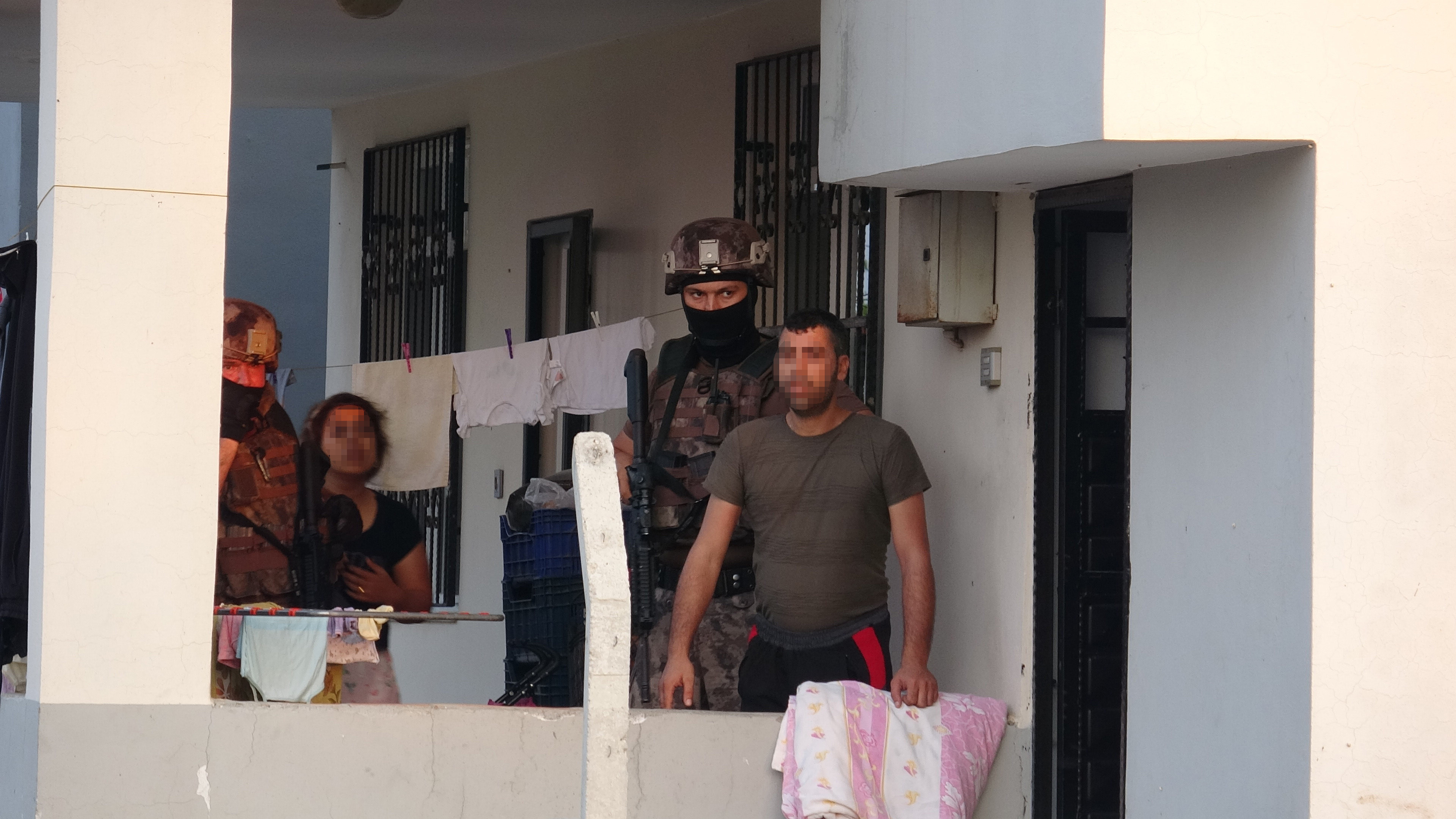 Özel harekat polislerinin de destek verdiği operasyonda 14 kişi gözaltına alındı.