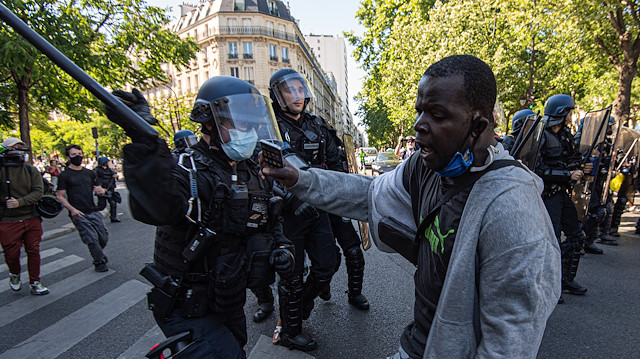 Undocumented migrants protest in Paris

