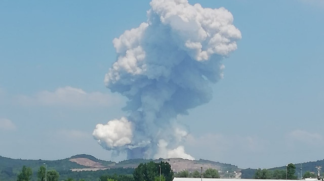 Havai fişek patlaması sonrası 'zehirli gaz' tehlikesi: Rüzgar Sakarya'dan İstanbul'a getirebilir