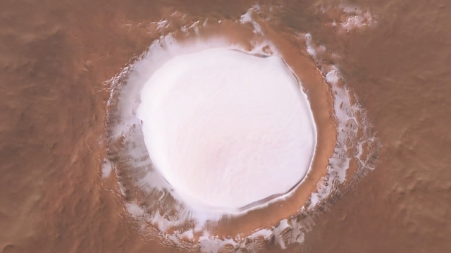 Mars'taki buzla kaplı krater havadan görüntülendi