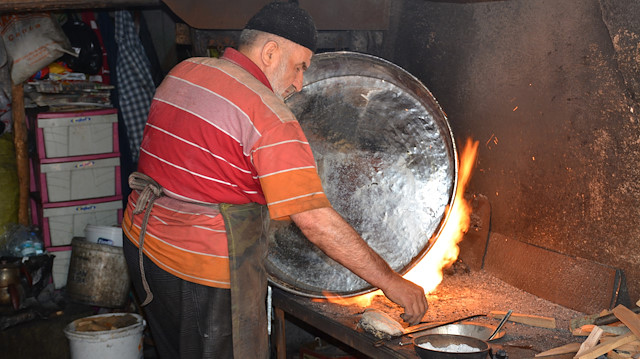 Bazen haftalarca iş olmuyor diyen 74 yaşındaki Faruk Burtaçgiray, 110 senelik baba mesleğini küçük dükkanında sürdürüyor.