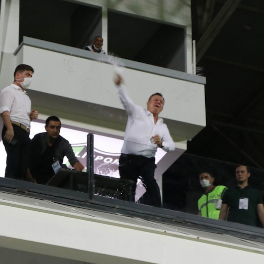 Denizlispor Başkanı Ali Çetin çılgına döndü: Sumudicaya su şişesi fırlattı