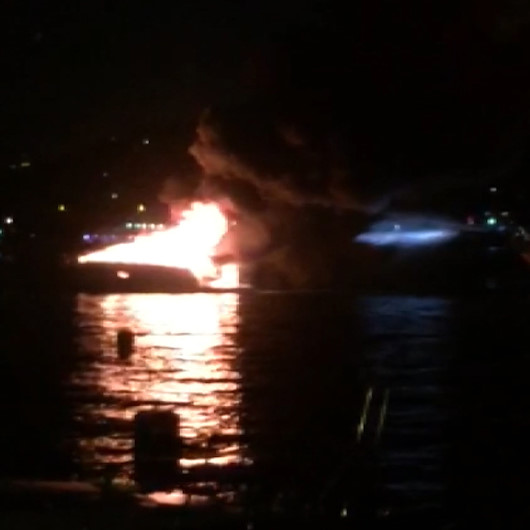İstanbul Boğazında tekne alev alev yandı