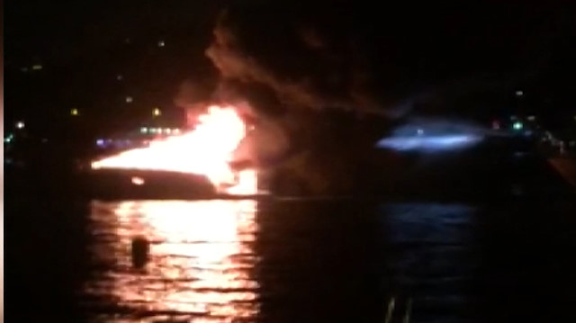 İstanbul Boğazı'nda tekne alev alev yandı