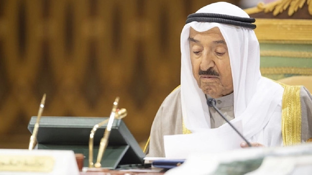أمير الكويت يطالب بالحزم في مكافحة الفساد