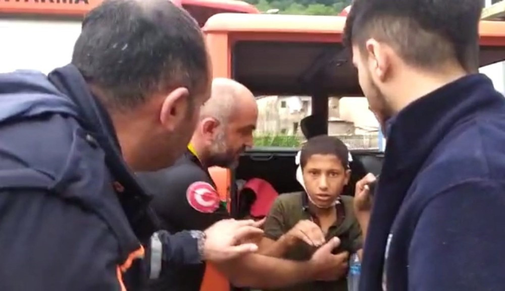 11 yaşındaki İmam Can Kaya'nın düşmeden dolayı açılan kafası hastanede kontrol edildi.