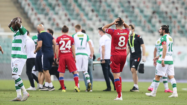 Batuhan'ın sakatlığı sonrası sahadaki futbolcular büyük üzüntü yaşadı.