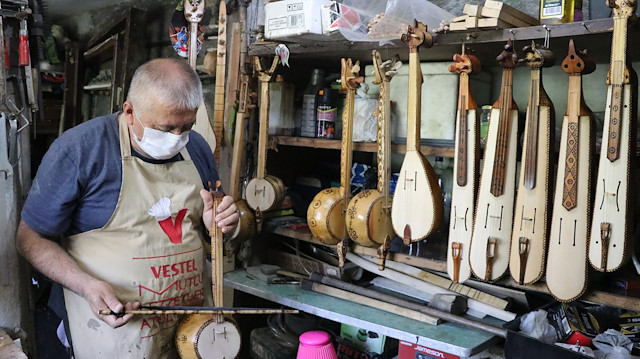 تركي يحّول قبو منزله إلى ورشة لصناعة الآلات الموسيقية