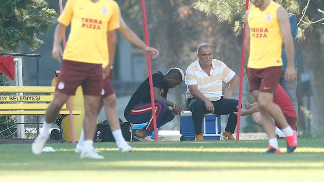 Galatasaray'da Onyekuru ve Fatih Terim önceki günlerde vedalaşmış ve çekilen bu fotoğraf uzun süre konuşulmuştu.