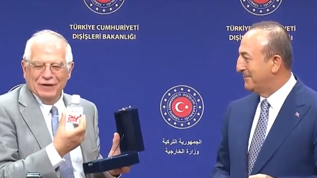 Bakan Çavuşoğlu, AB temsilcisi Borrell'e el dezenfektanı 'Borel' hediye etti