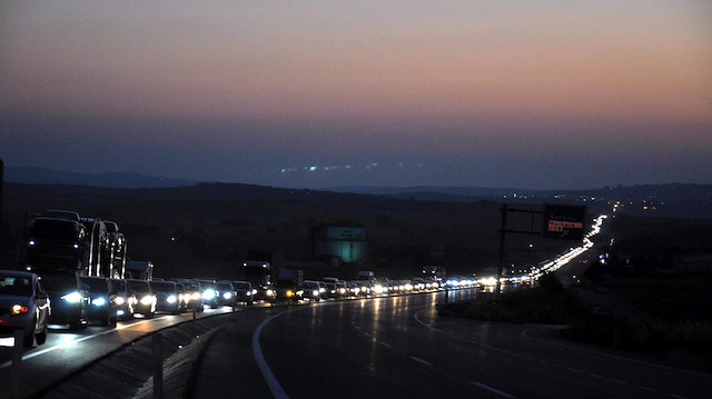 İstanbul'a dönüş yolunda uzun araç kuyrukları oluştu.