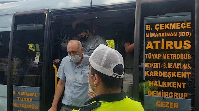 Minibüs içerisinde ayaktaki yolcular dahil toplamda 35 kişi çıktı. 
