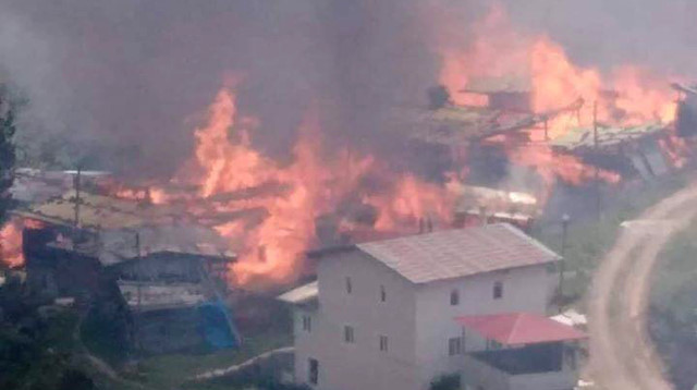 Yusufeli'ndeki yangında çok sayıda ev yandı.