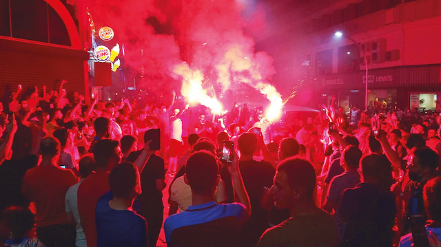 Galatasaray galibeti sonrasında Trabzon sokakları bayram yerine döndü.