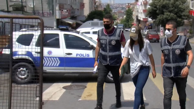 3 yaşındaki kuzenine canlı yayında sigara içirmeye çalışan kişi yakalandı