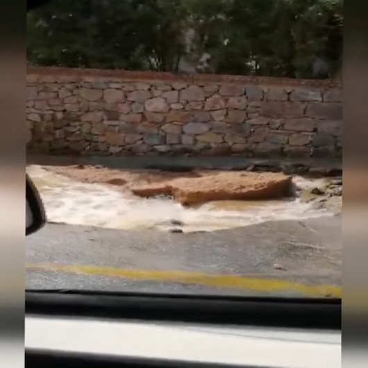 Bodrumda içme suyu isale hattında yine patlama: Evleri su bastı, yollarda göçükler oluştu