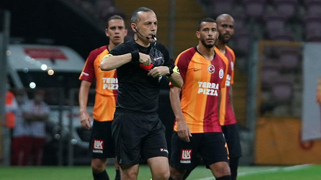 Cünyet Çakır, mücadelenin ilk yarısında hem Feghouli'nin kırmızı kartlık pozisyonunu hem de Sörloth'un penaltı pozisyonunu görmedi. Bu pozisyonlarda VAR uyarısı alan Çakır, kararlarını değiştirmek zorunda kaldı.