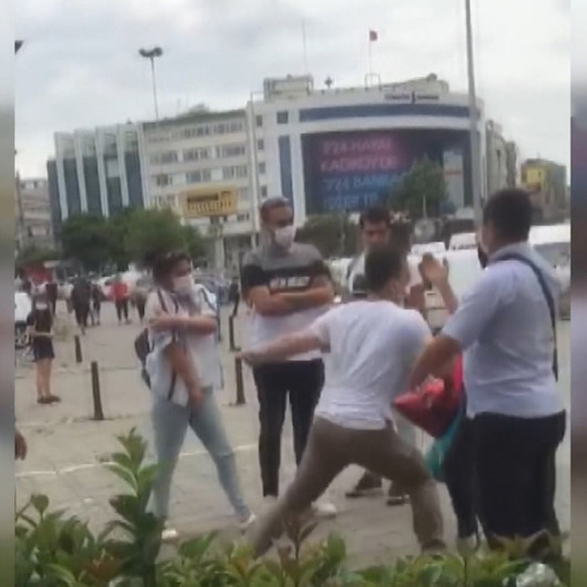 Kadıköyde bir kadına laf atarak rahatsız eden kişi vatandaşlardan meydan dayağı yedi